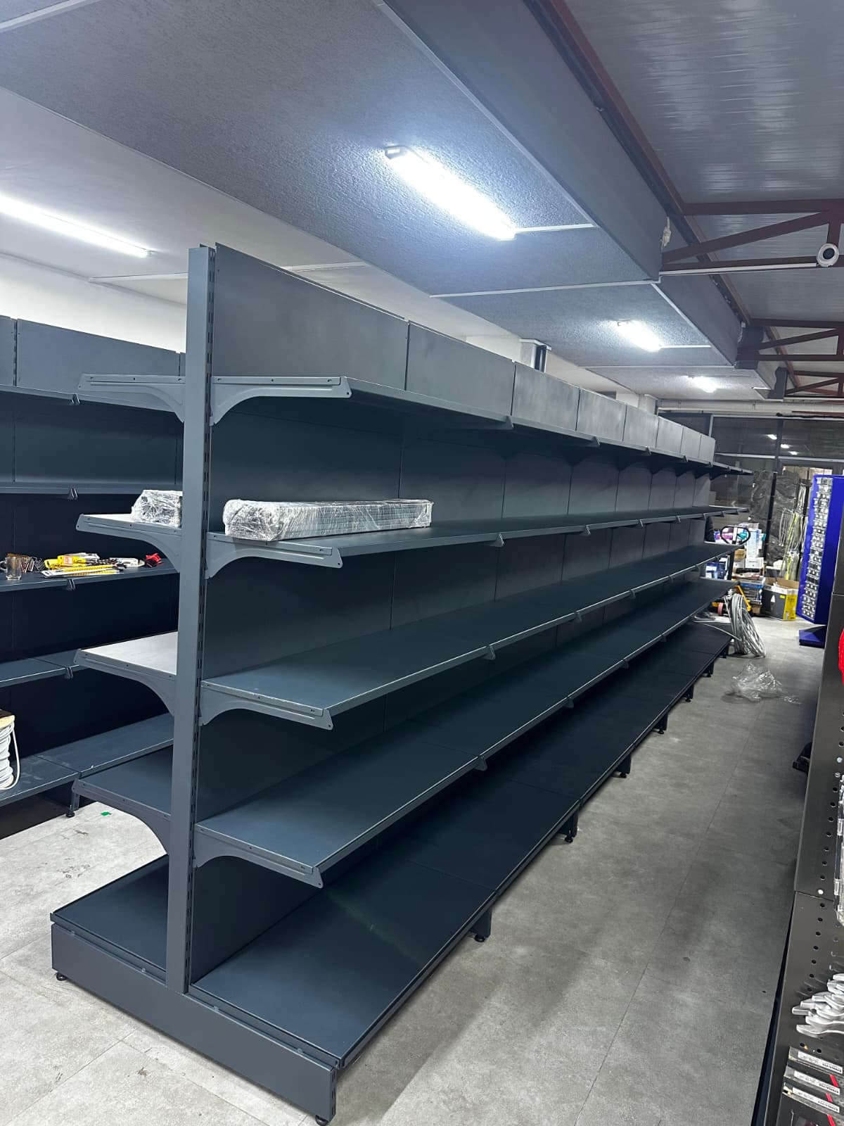 Çift Yönlü Market Orta Reyon Rafı – 4 Katlı Antrasit, 5 Ünite – W450 × H140 × D30/40 cm