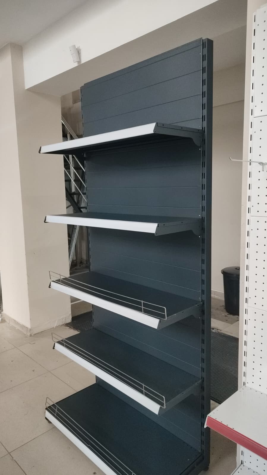 Çift Yönlü Market Orta Reyon Rafı – 4 Katlı Antrasit, 5 Ünite – W450 × H140 × D30/40 cm