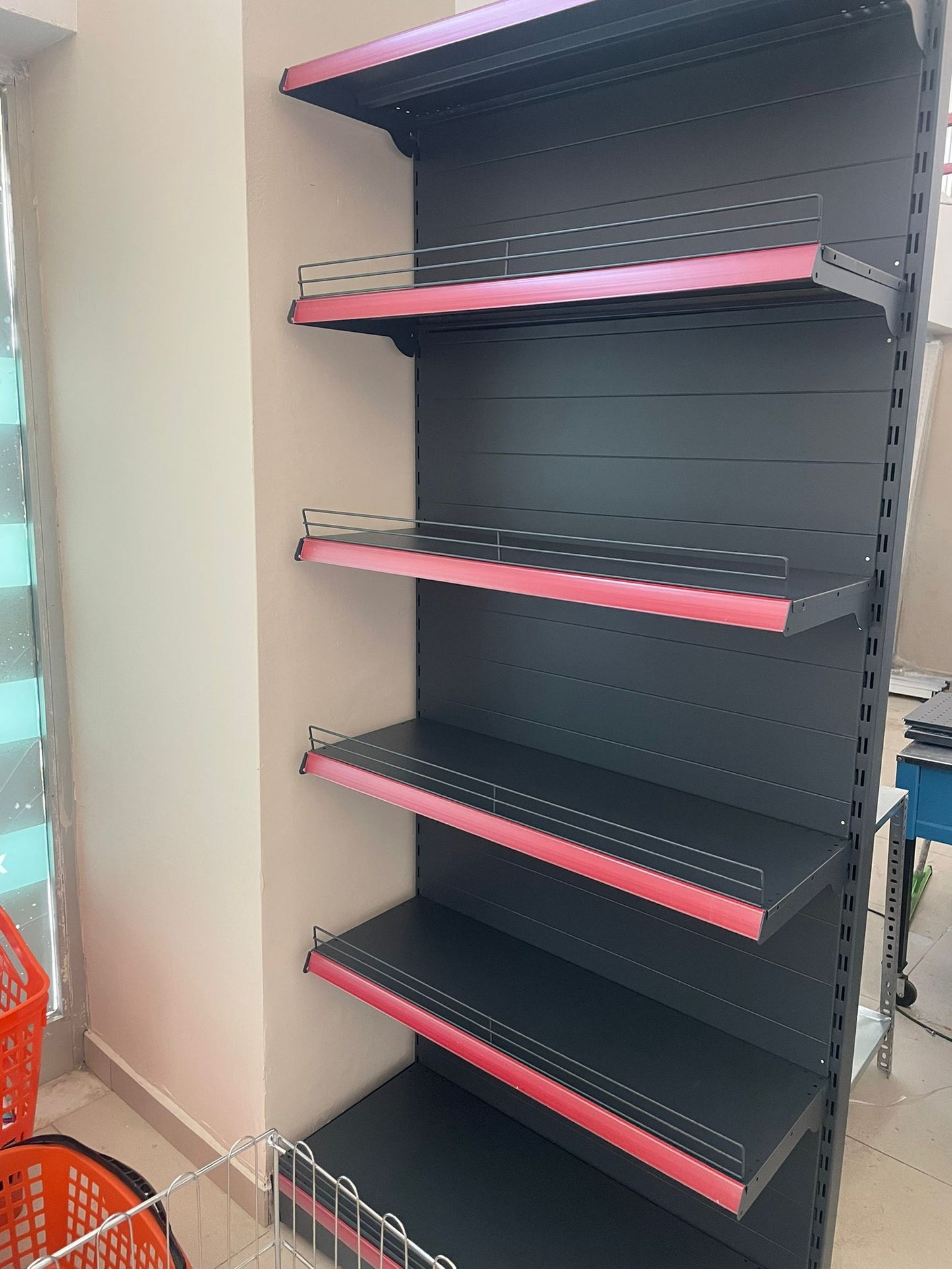 Çift Yönlü Market Orta Reyon Rafı – 4 Katlı Antrasit, 5 Ünite – W450 × H140 × D30/40 cm