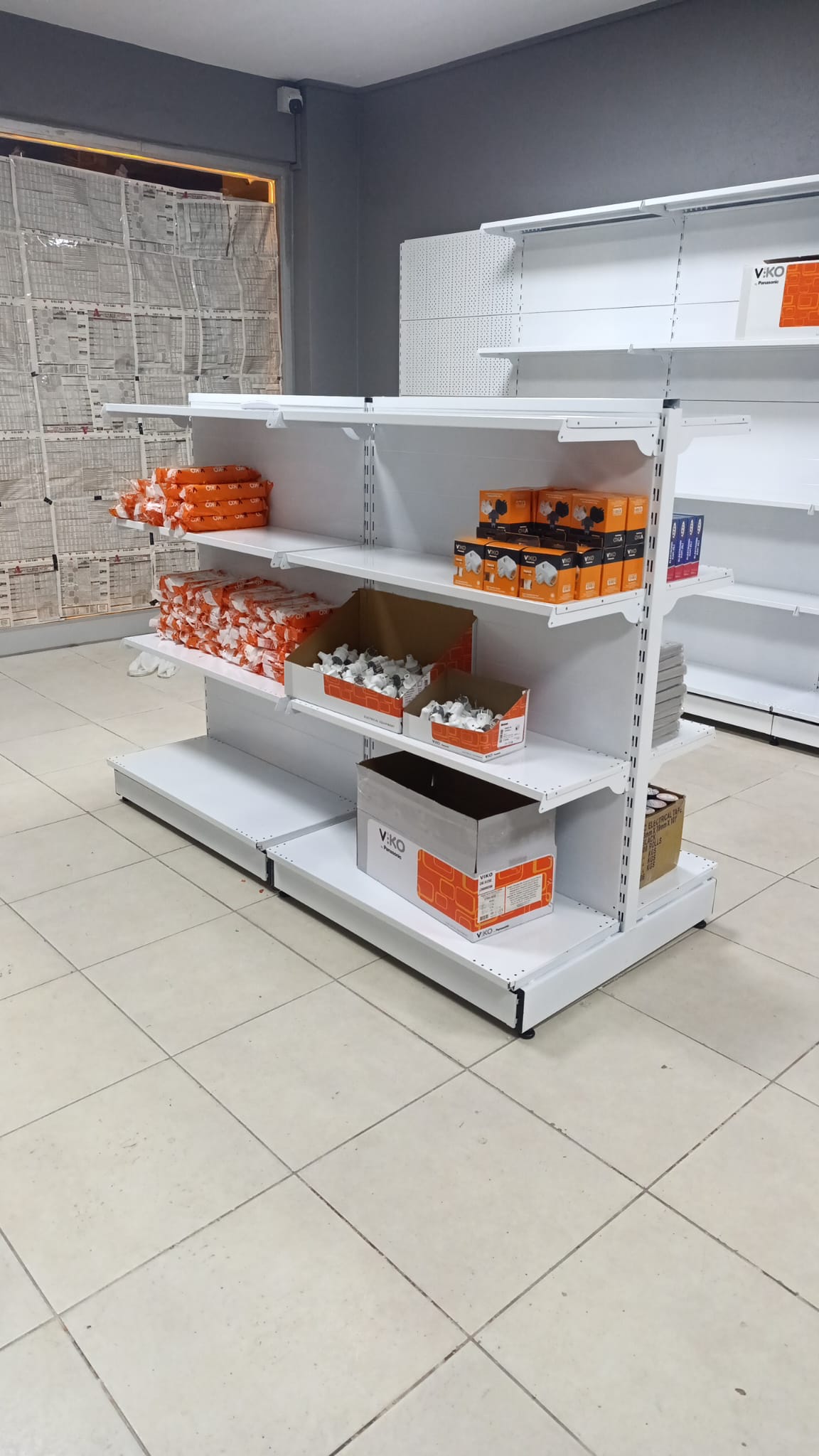 Raft de feronerie perforat – 2 niveluri alb, o singură unitate – L90 × Î220 × A30/40 cm